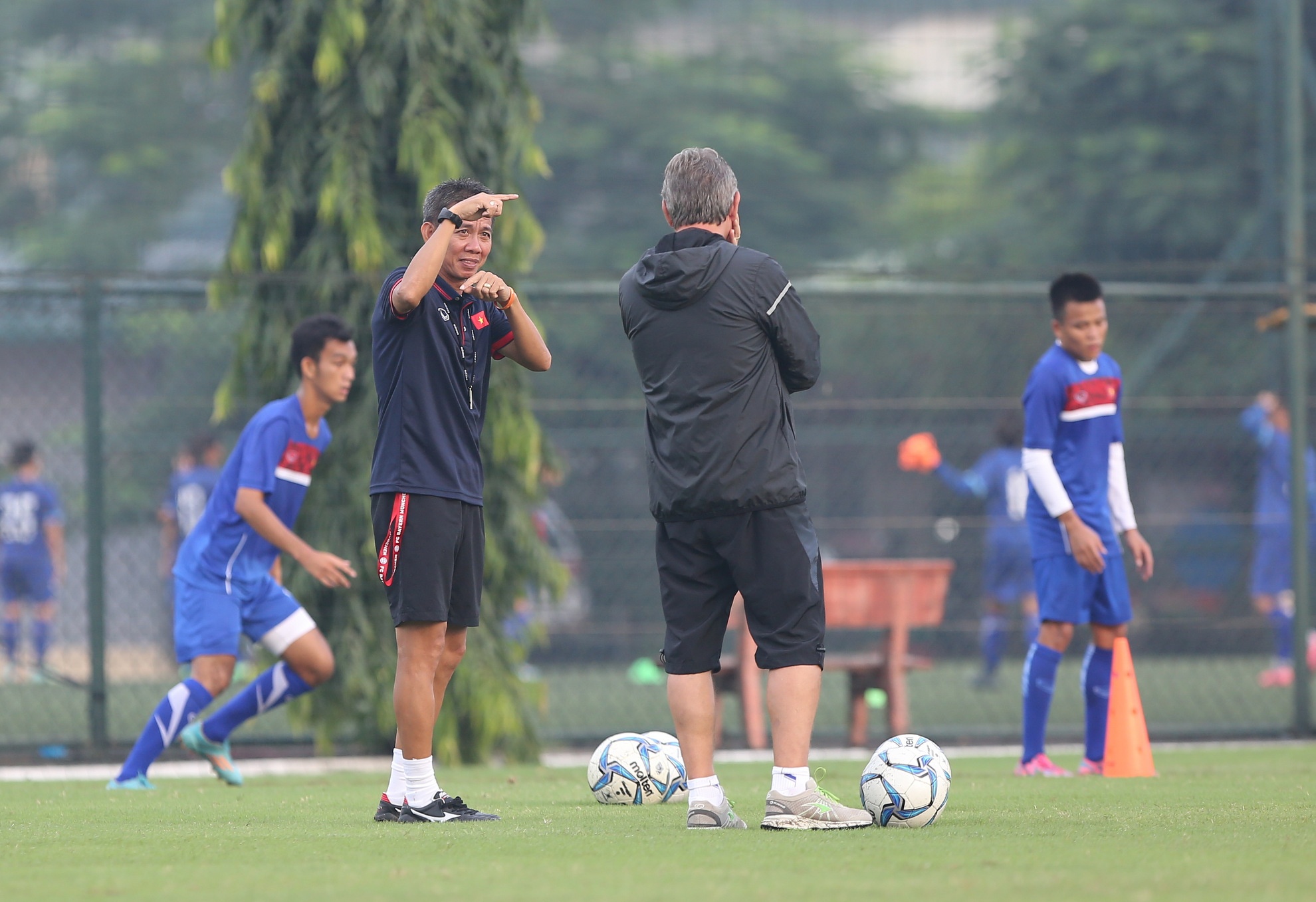 HLV Hoang Anh Tuan muon lan thu 2 gianh ve di World Cup cung U19 VN hinh anh
