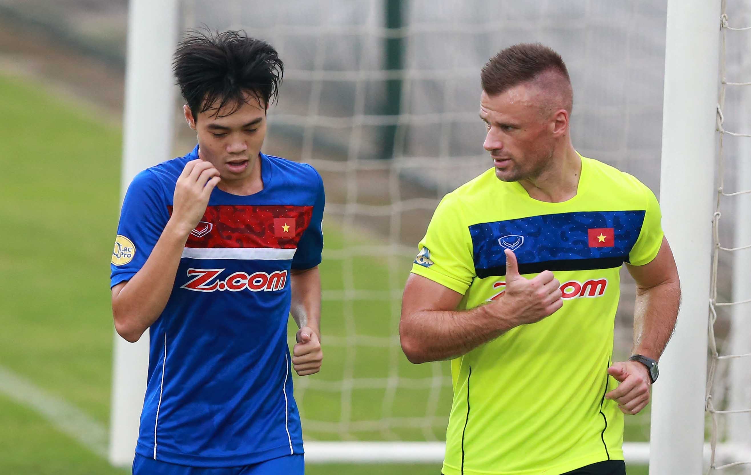 Van Toan tap rieng trong ngay dau hoi quan cua tuyen Viet Nam hinh anh