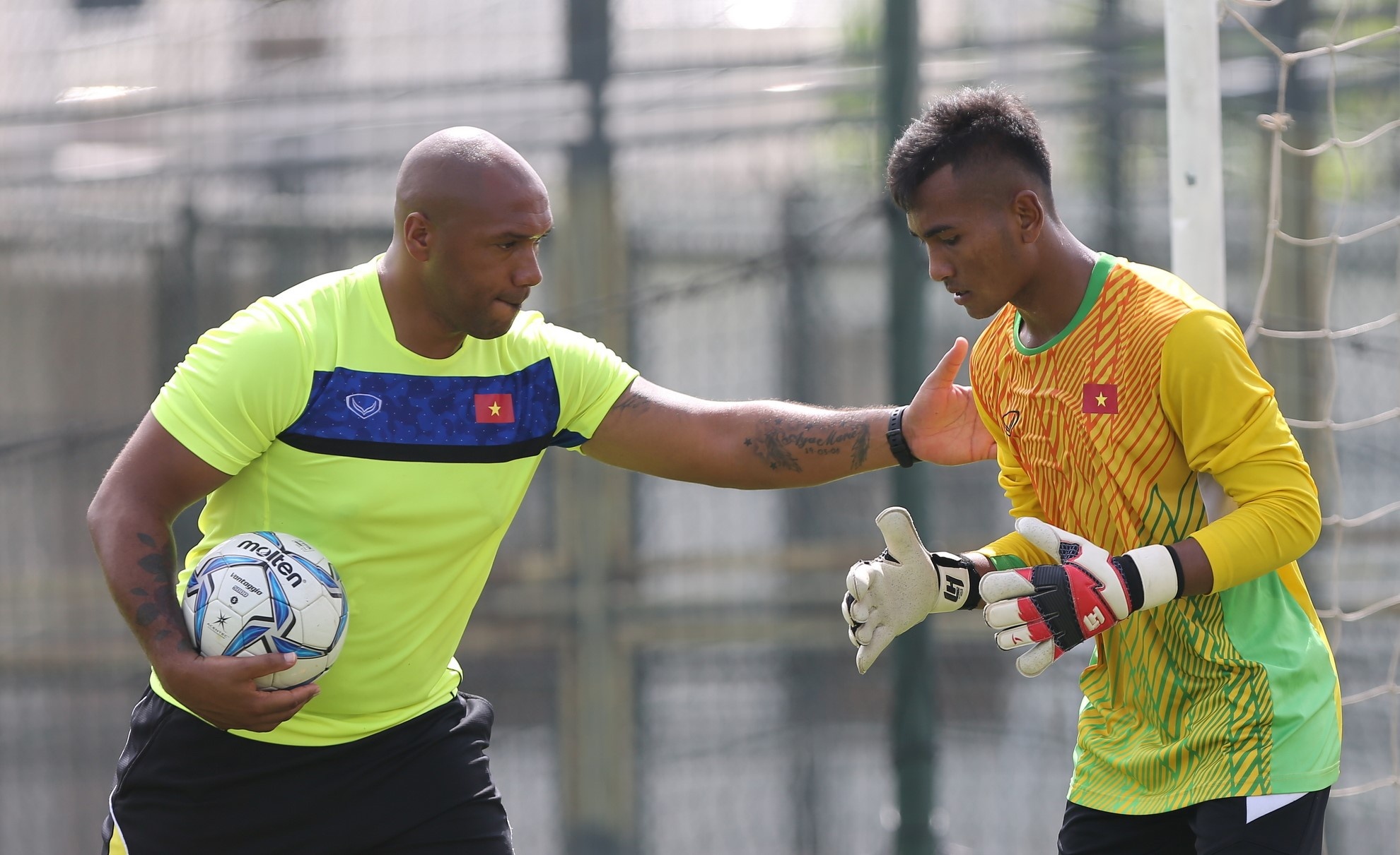 HLV doi tre Arsenal 'day lai tu dau' cho thu mon U19 Viet Nam hinh anh