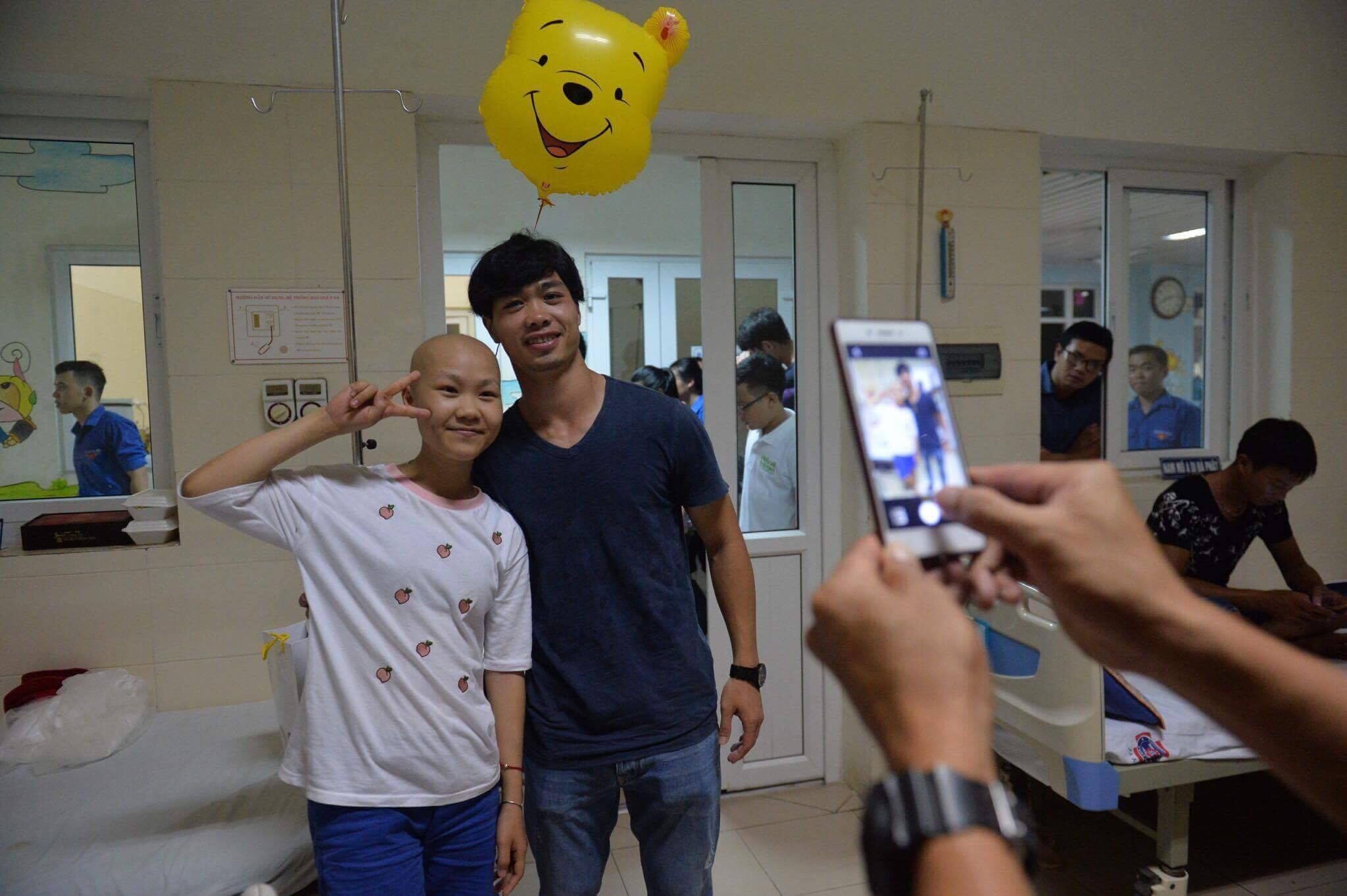 Xuan Truong phat qua tre em ung thu, anh 1