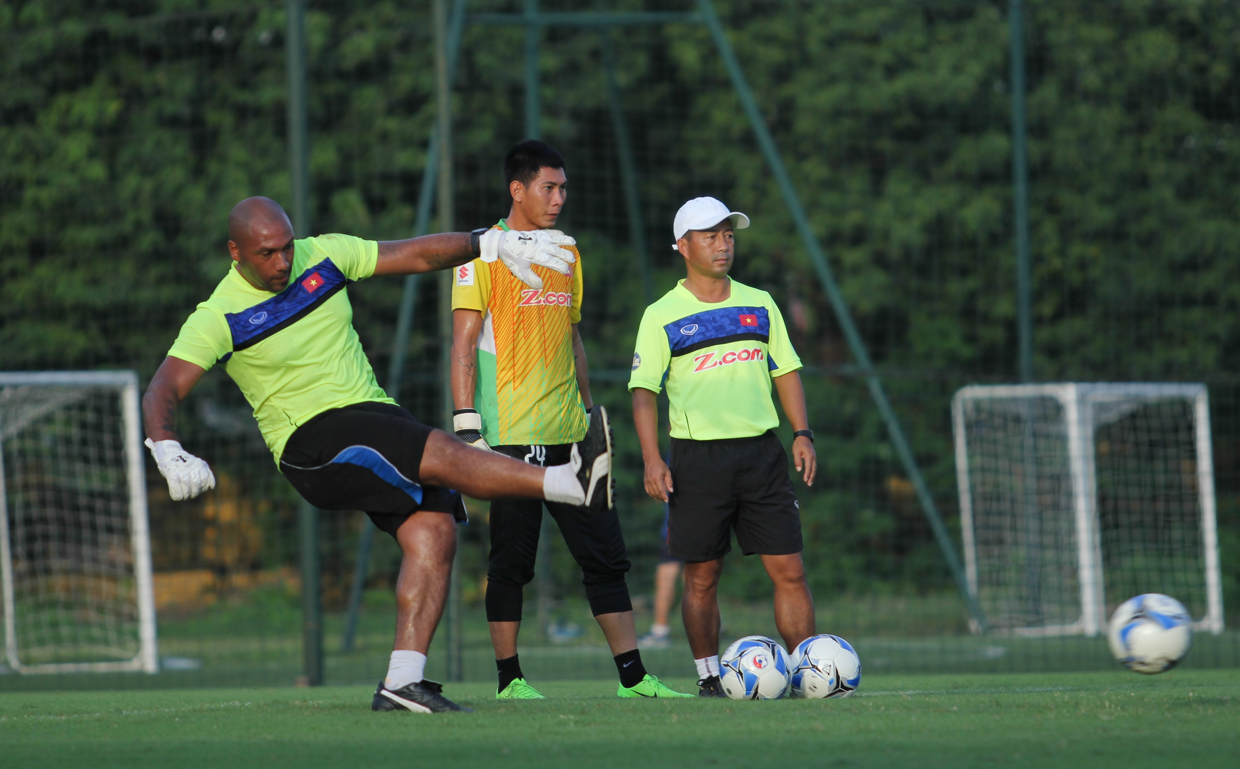 Nhung cu sut uy luc cua HLV thu mon Jason Brown hinh anh