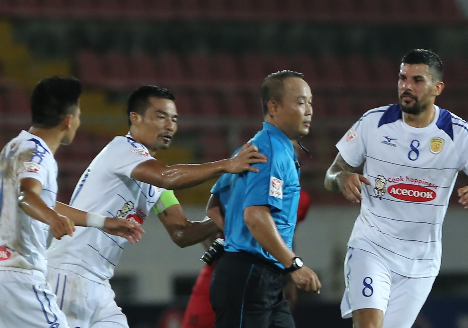 Doi bong cua Cong Vinh thua tuc tuoi vi mai tranh cai trong tai hinh anh