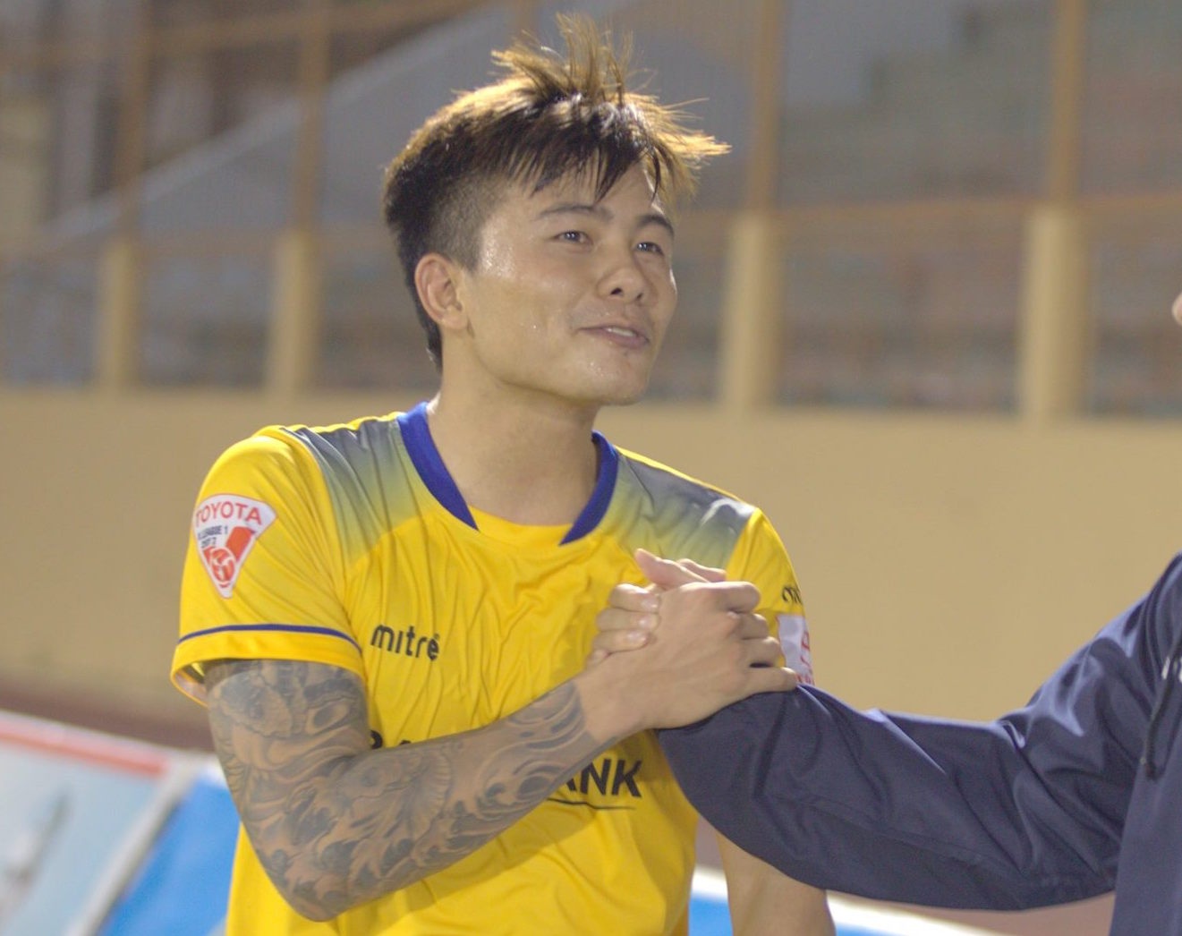 Ngoai binh Khanh Hoa can vao tay cau thu SLNA? hinh anh