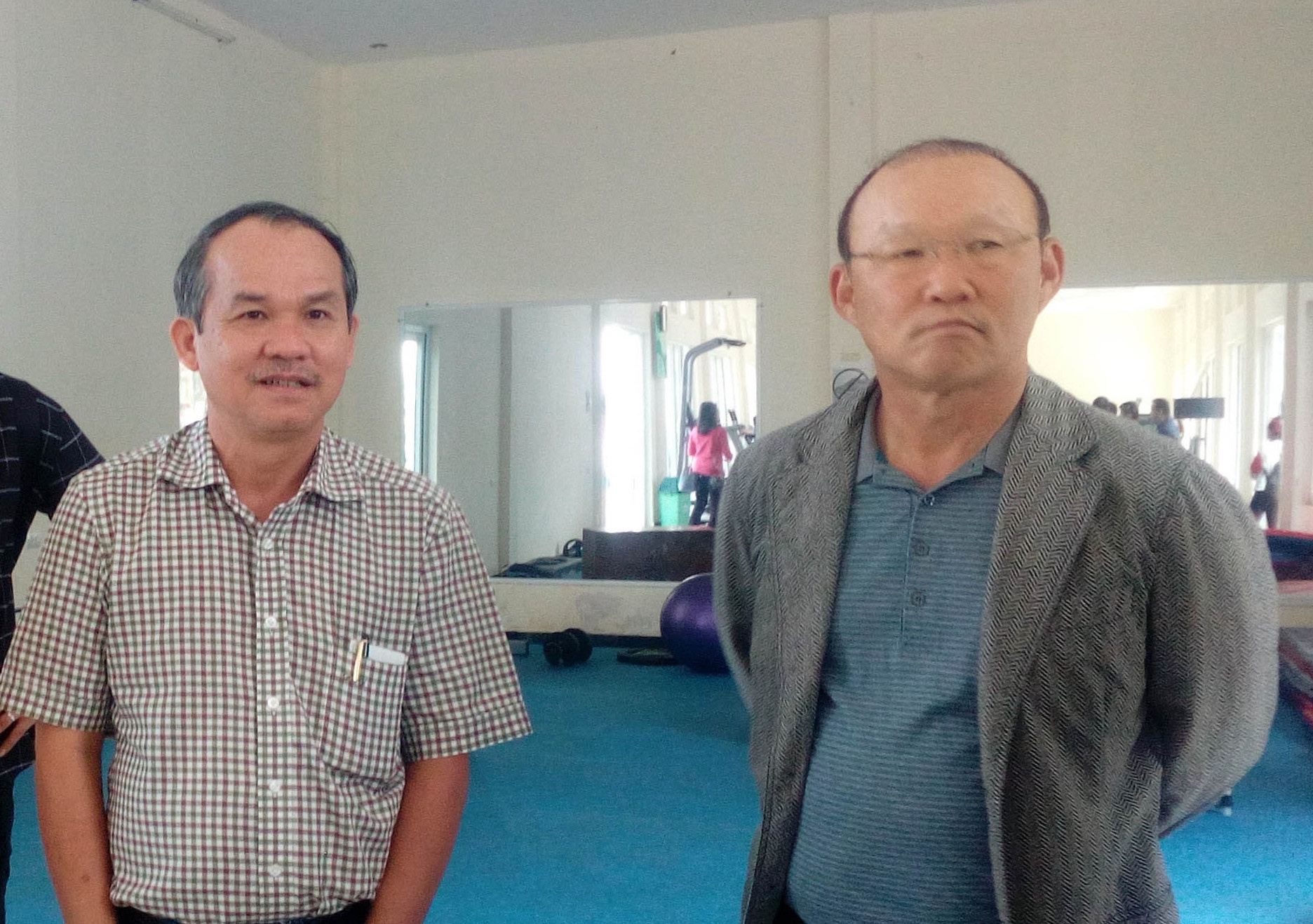 HLV Park Hang-seo xem doi bong cua Cong Vinh thi dau vong 24 V.League hinh anh