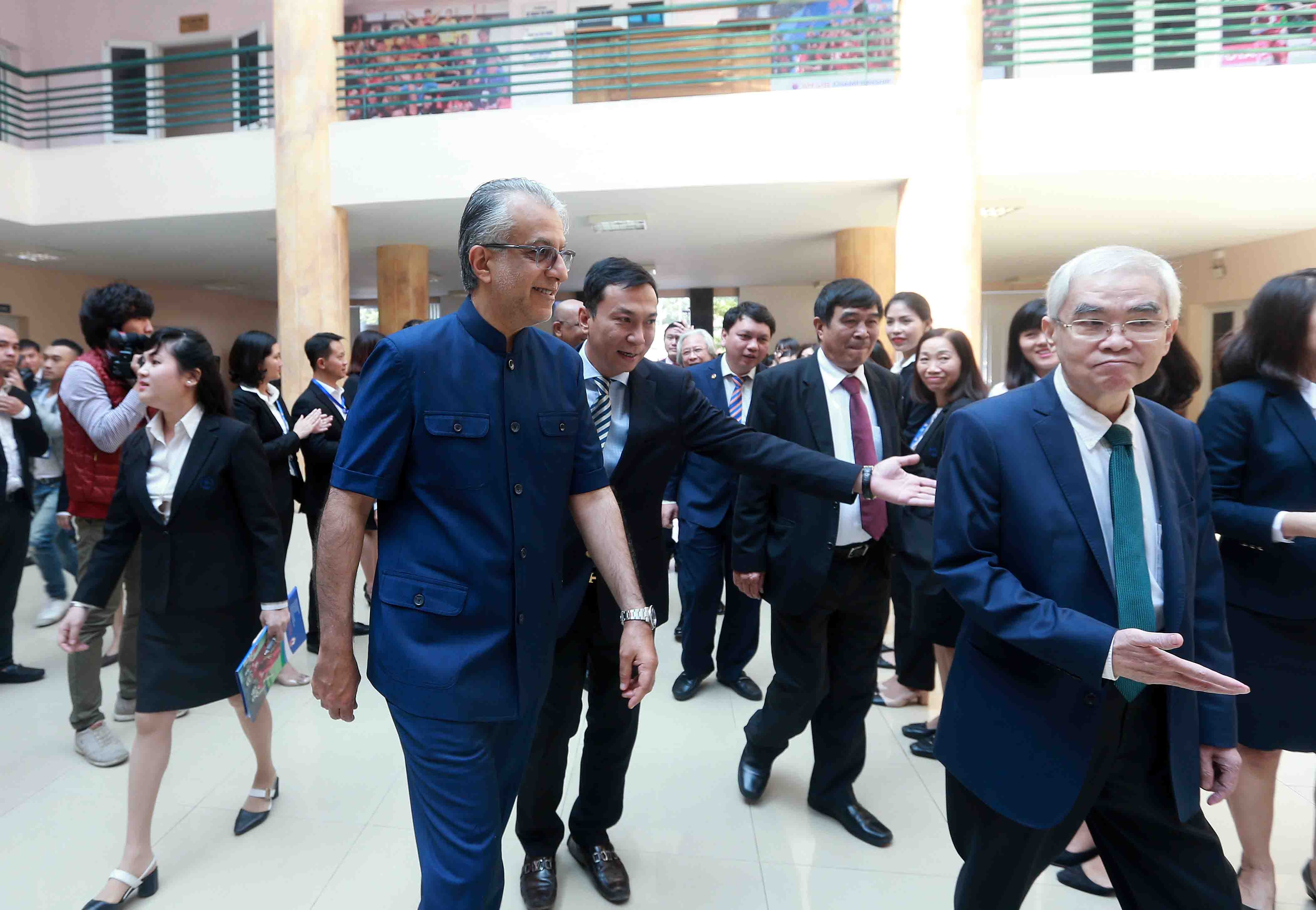 Chu tich AFC tham viet Nam, anh 3