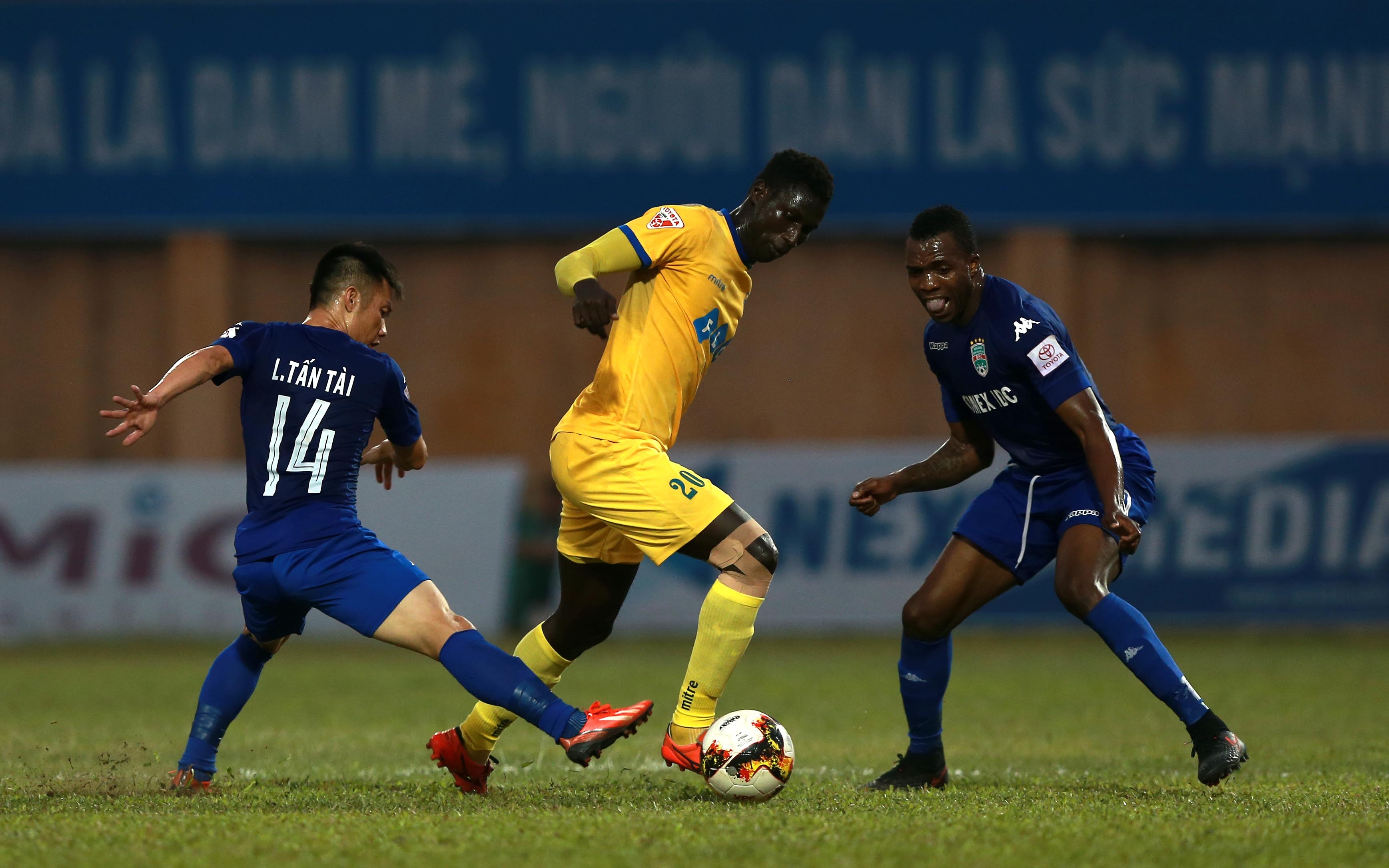 HLV Thanh Hoa bat luc, anh 4