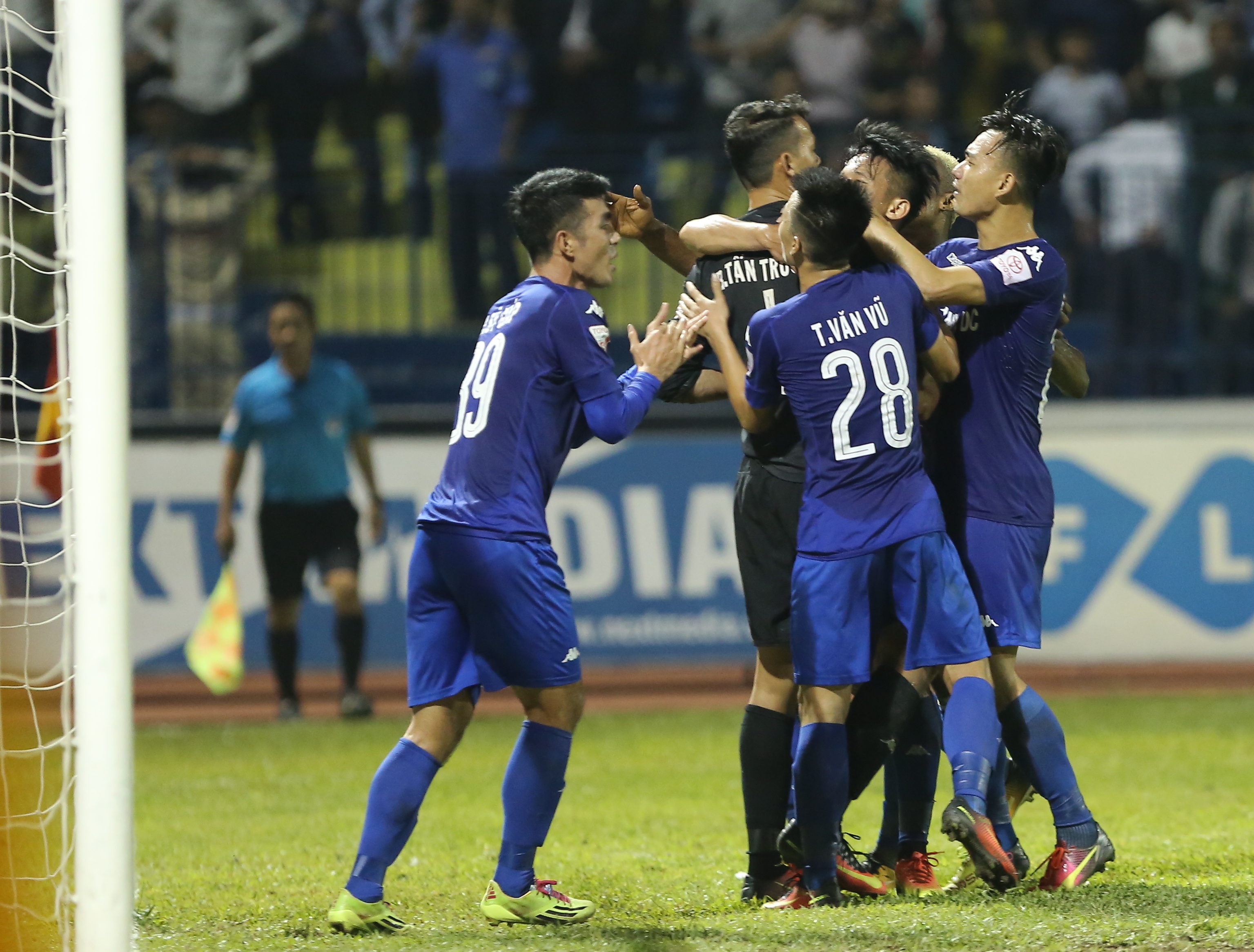 HLV Thanh Hoa bat luc, anh 6