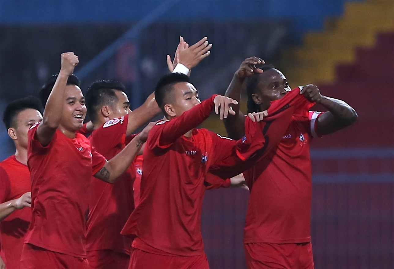 Cau thu Hai Phong tri an Minh Chau o tran thang CLB Da Nang hinh anh