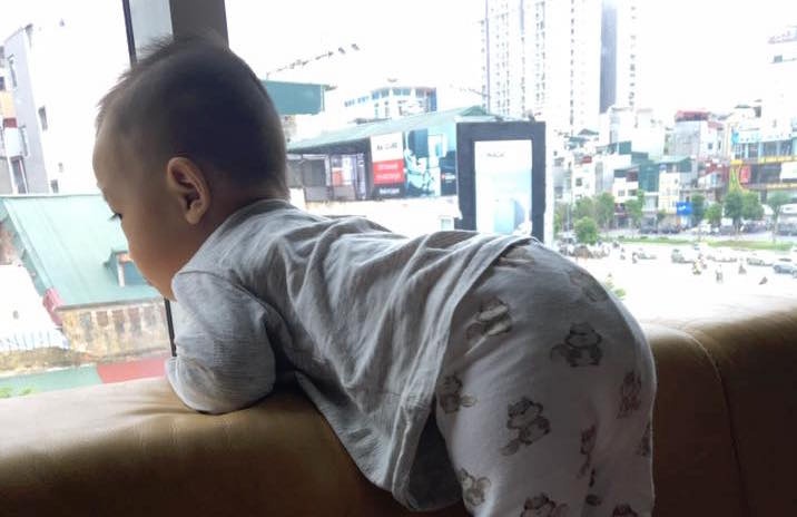 Con trai Van Quyet khoc nghen doi theo bo len tap trung doi tuyen hinh anh