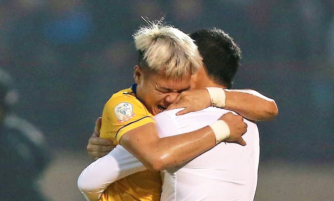 Cau thu SLNA vo oa cam xuc ngay vo dich Cup Quoc gia hinh anh