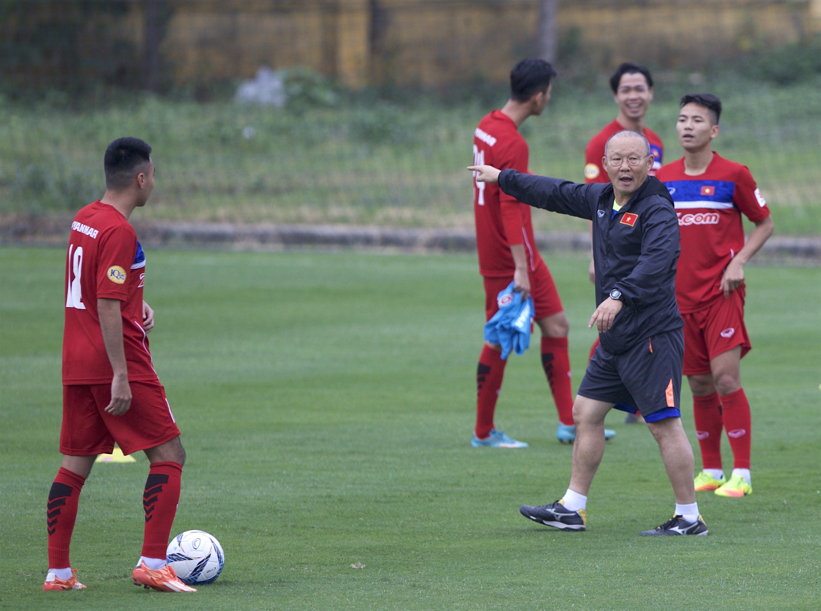 HLV Park trinh lang 2 tro ly, anh 1