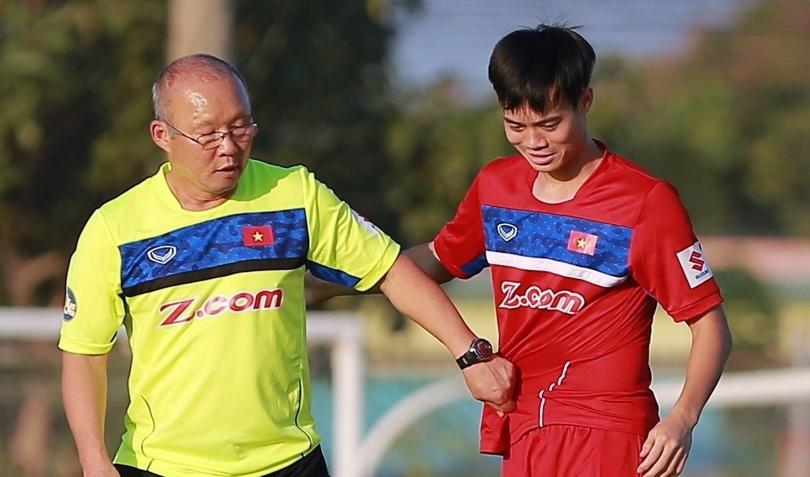 HLV Park Hang-seo keo ao nhac nho Van Toan, Quang Hai hinh anh