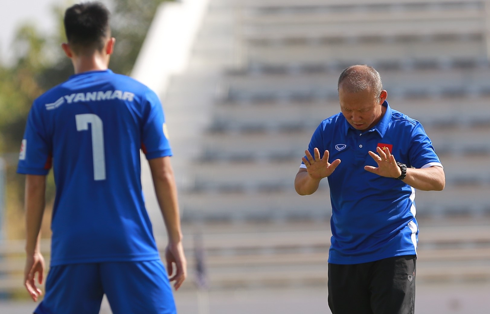 HLV Park Hang-seo chao thua hoc tro tren san tap hinh anh