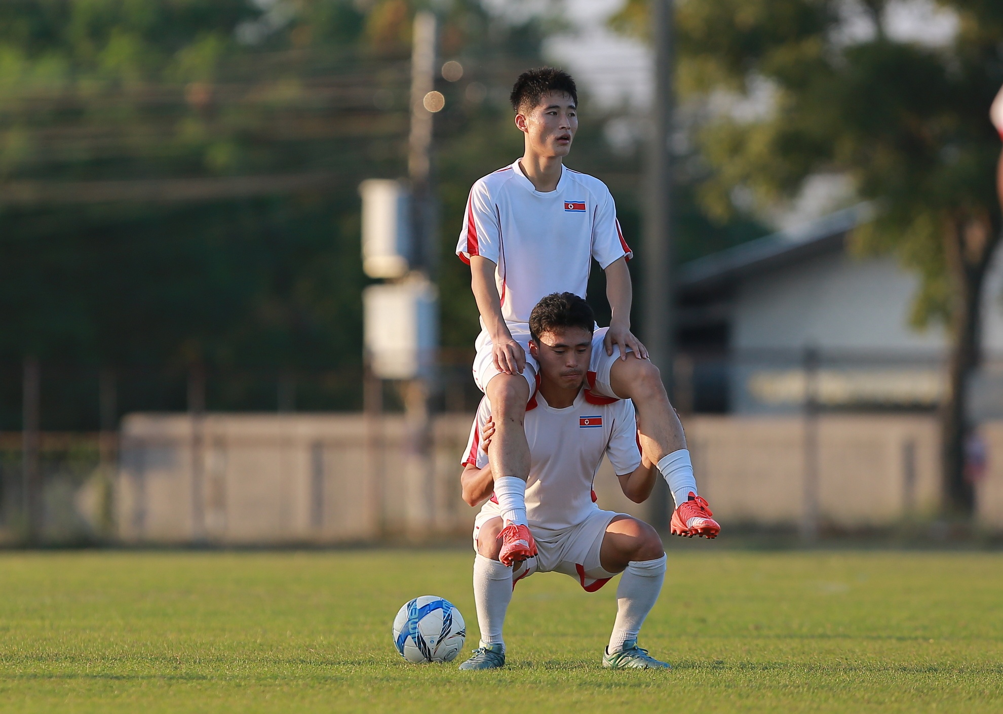 Bai tap the luc cua doi bong bi an U23 Trieu Tien hinh anh