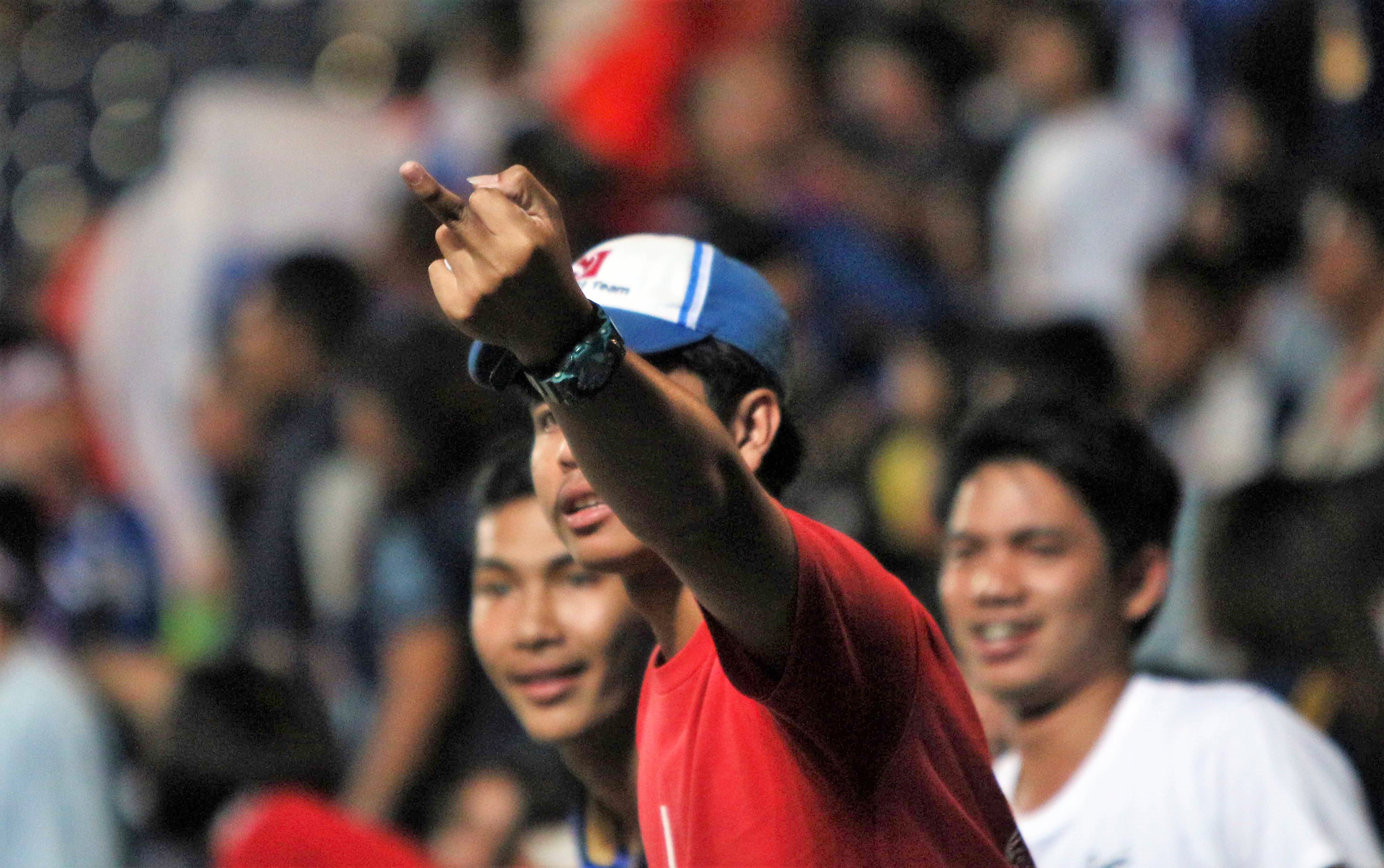 CDV Thai Lan gio 'ngon tay thoi' chi trich trong tai sau tran thua hinh anh