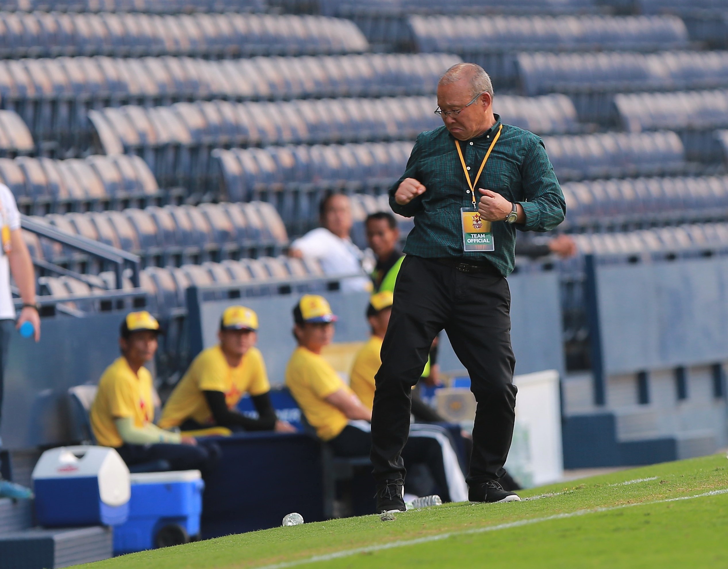 HLV Park Hang-seo suyt nga khi tuc gian giam chai nuoc hinh anh