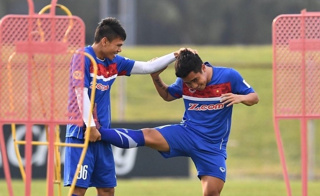 Cau thu U23 Viet Nam vui dua tren san tap truoc tran gap U23 Thai Lan hinh anh