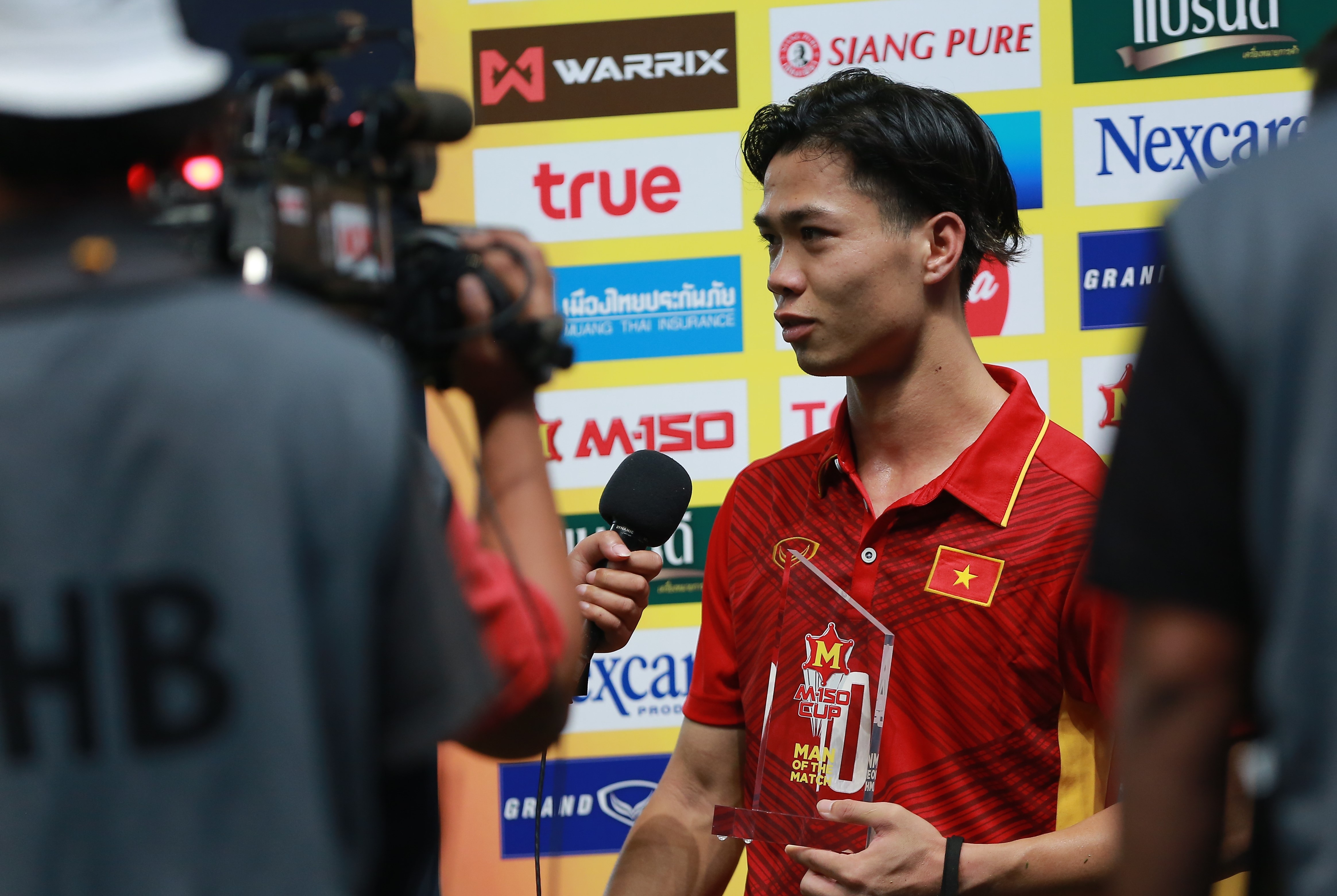 Thủ môn Tiến Dũng cản phá 11m ảnh 2 Thu mon Tien Dung can pha 11m anh 2