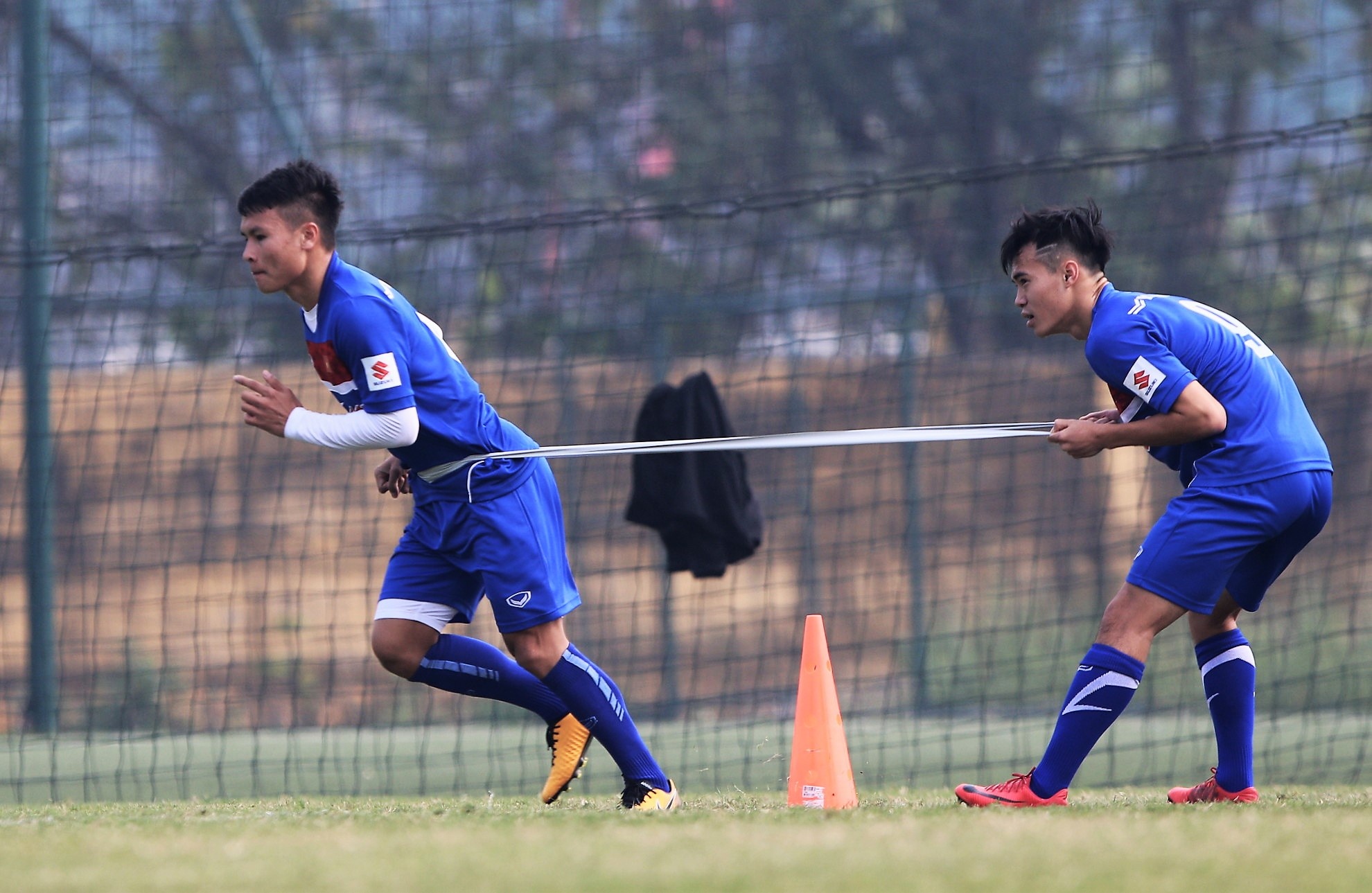 U23 Viet Nam tap bai 'keo xe' ren the luc hinh anh