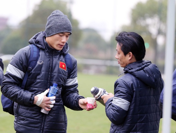 U23 Viet Nam uong tra gung chong ret o Trung Quoc hinh anh