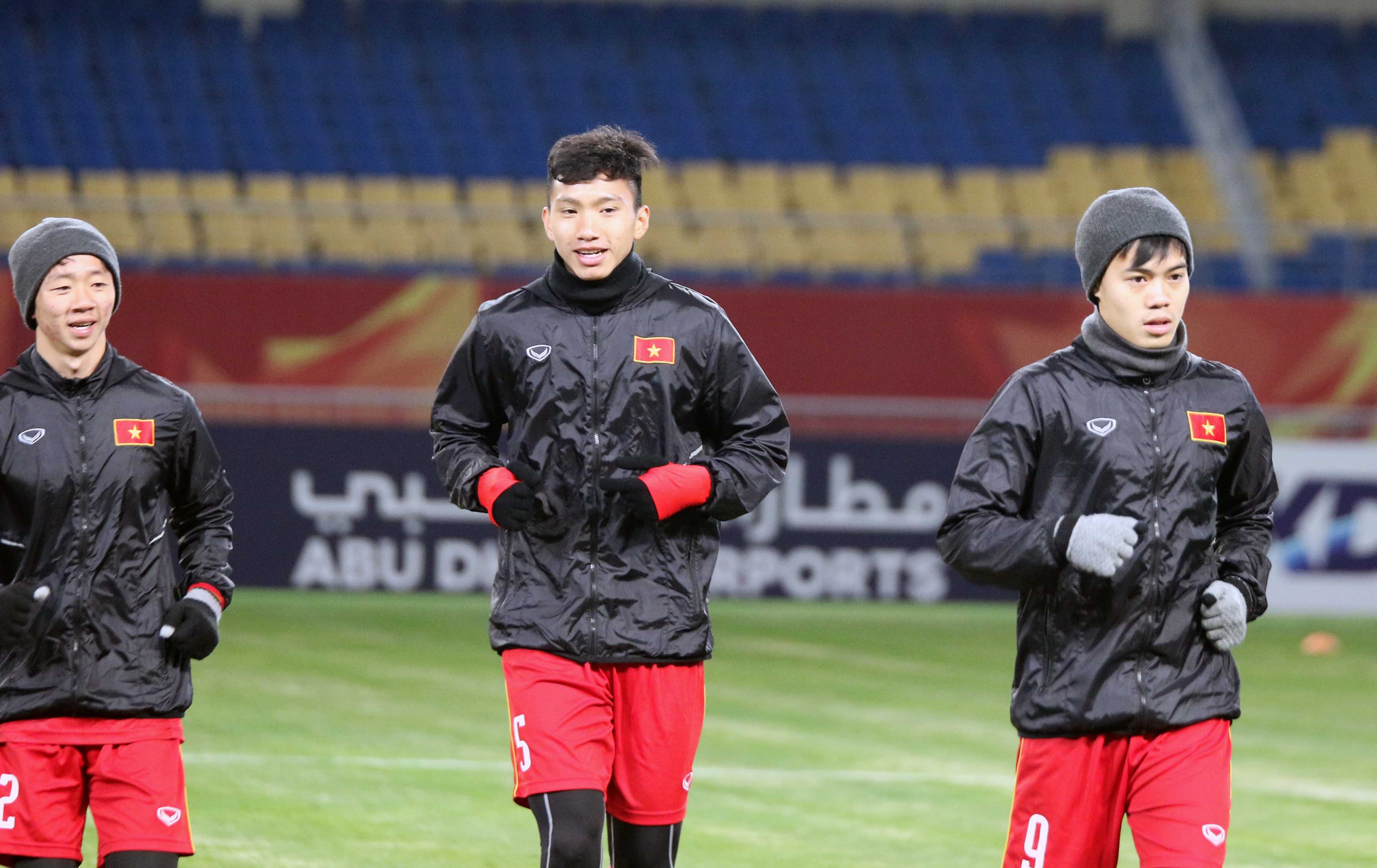 U23 Viet Nam lam quen san chinh, anh 2