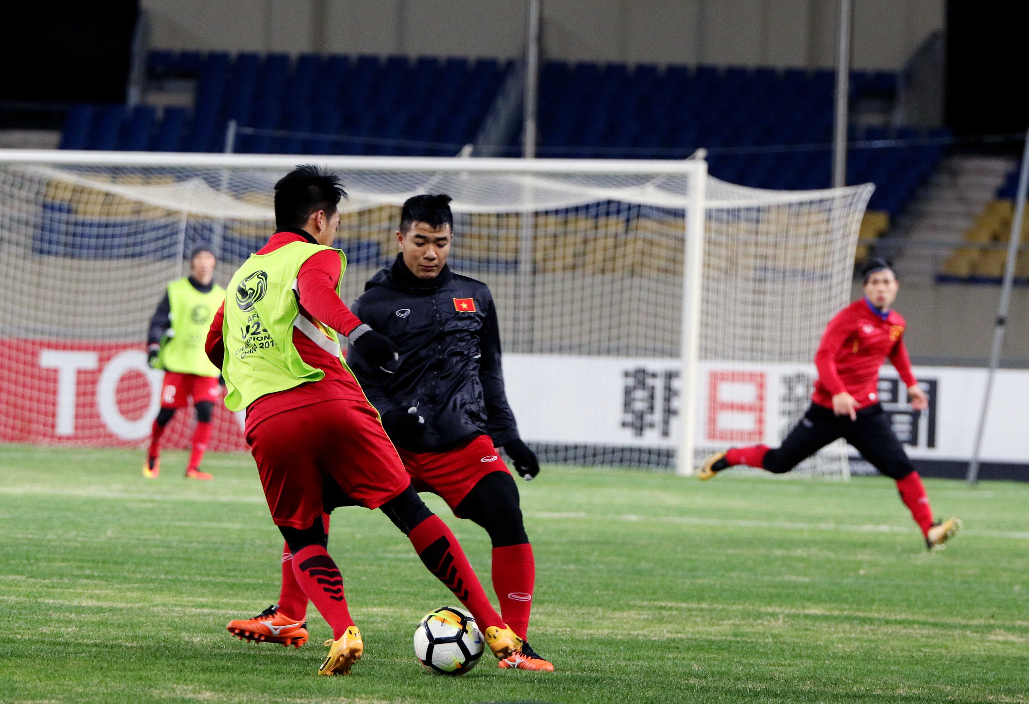 U23 Viet Nam lam quen san chinh, anh 6