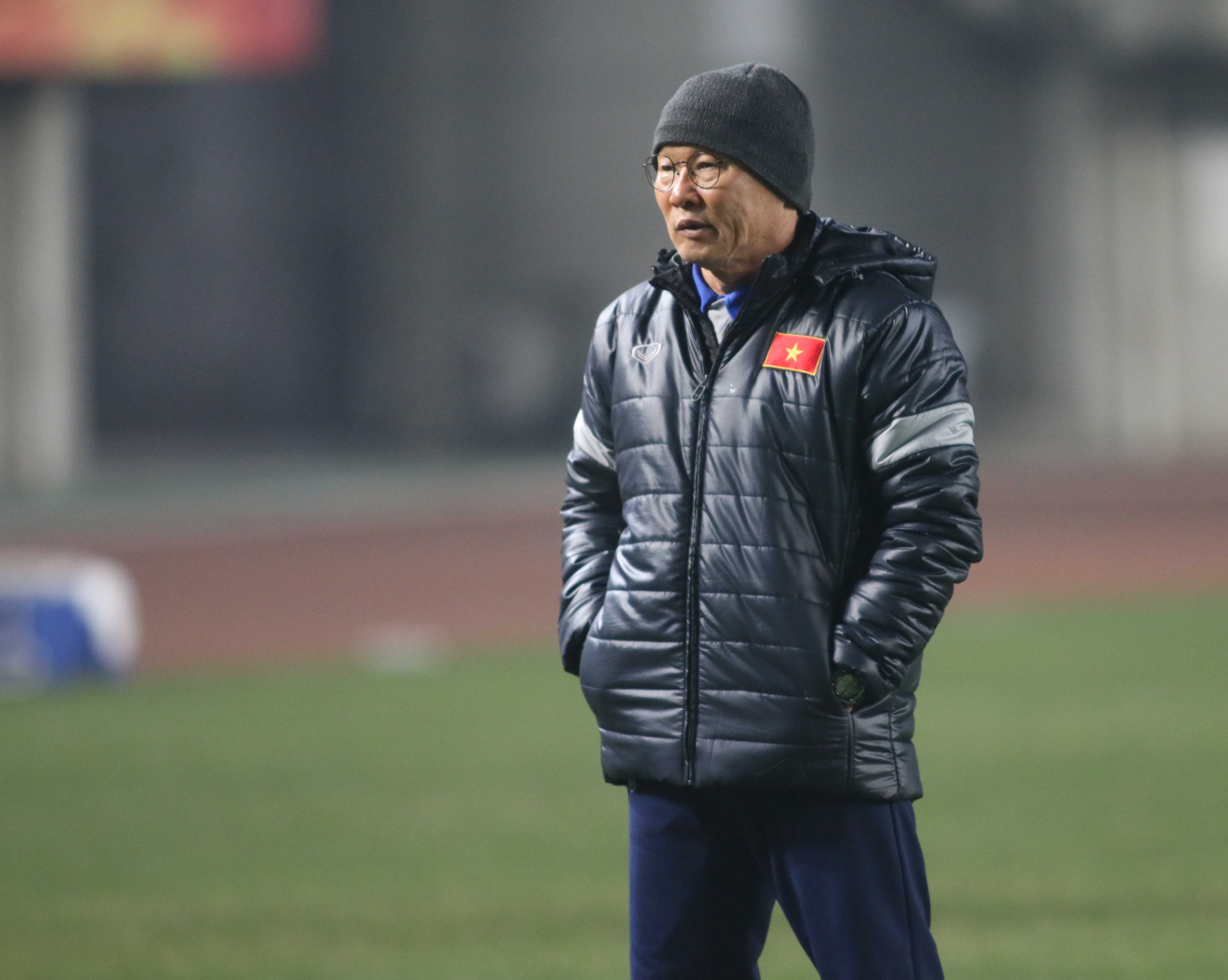 HLV Park Hang-seo tuoi cuoi tren san tap cua U23 Viet Nam hinh anh