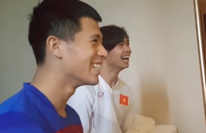 Cong Phuong choi games voi Dinh Trong de 'xa stress' truoc tran tu ket hinh anh