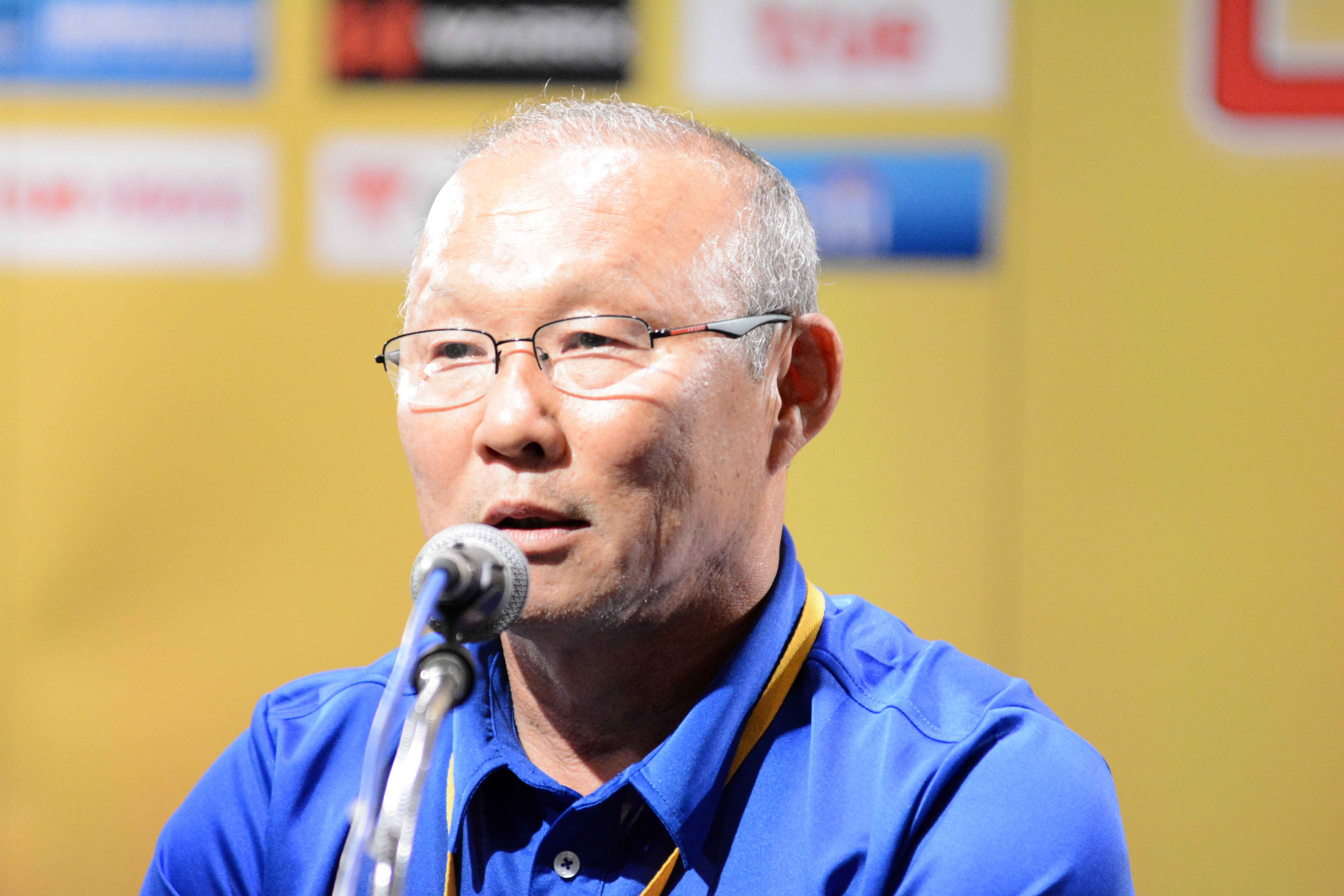 HLV Park Hang-seo khoc trong phong hop bao sau tran thang Iraq hinh anh