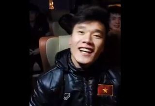 'Hot boy' Tien Dung ngau hung hat tren xe bus ve khach san hinh anh