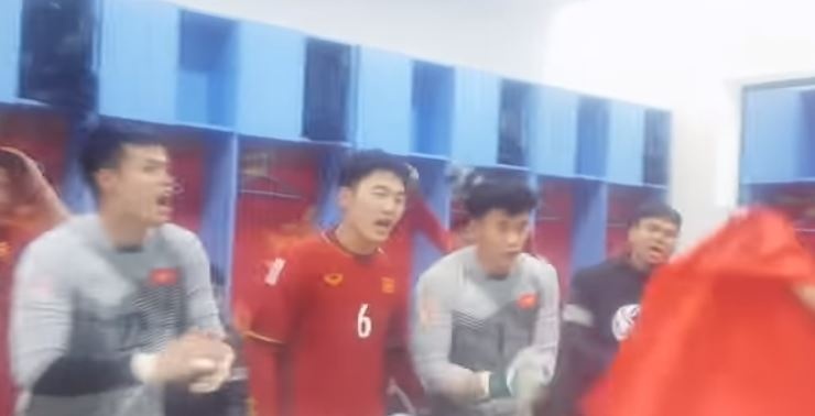 Cau thu U23 Viet Nam an mung trong phong thay do hinh anh