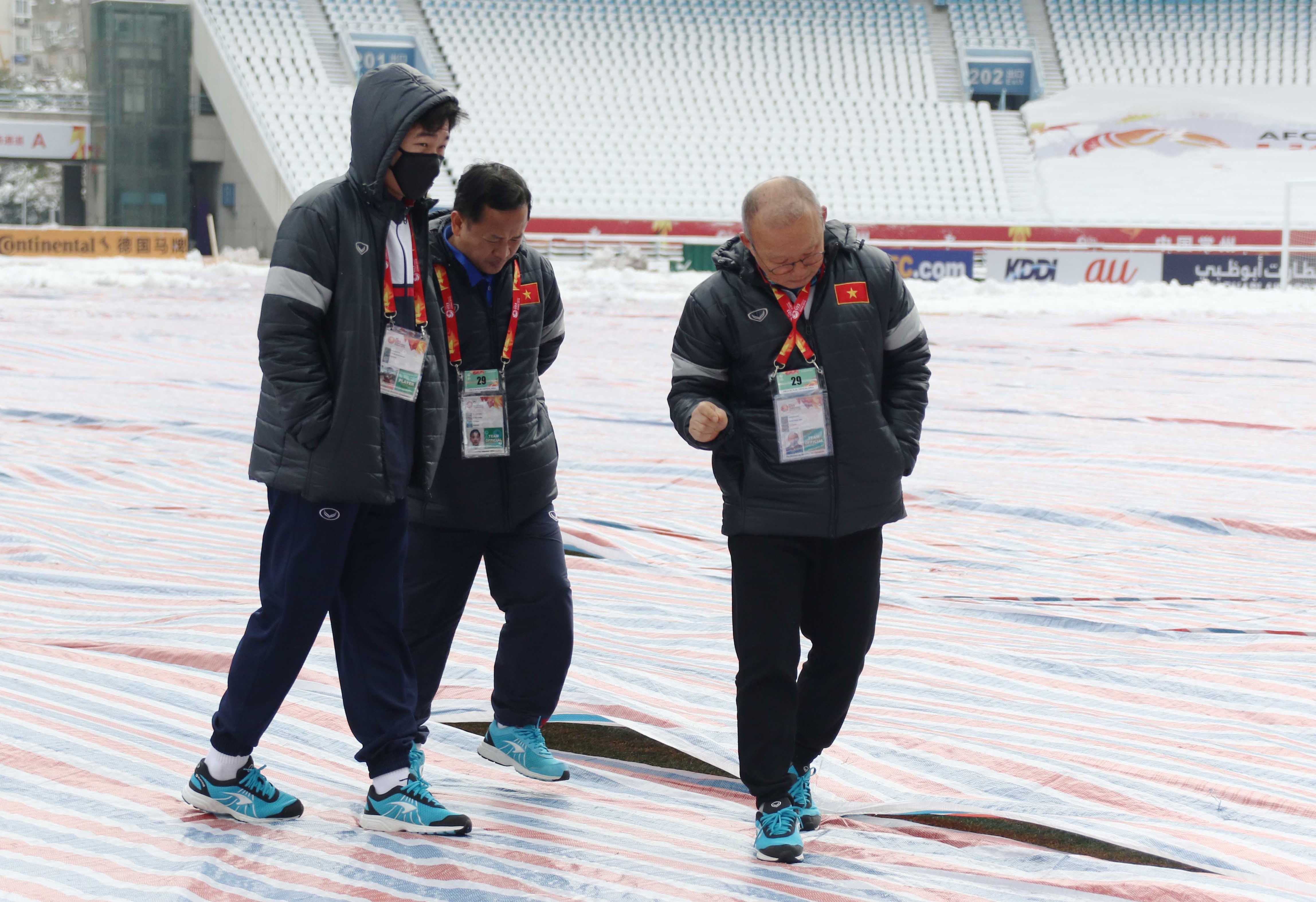 HLV Park Hang-seo thăm sân Thường Châu, ảnh 1 HLV Park Hang-seo tham san Thuong Chau, anh 1