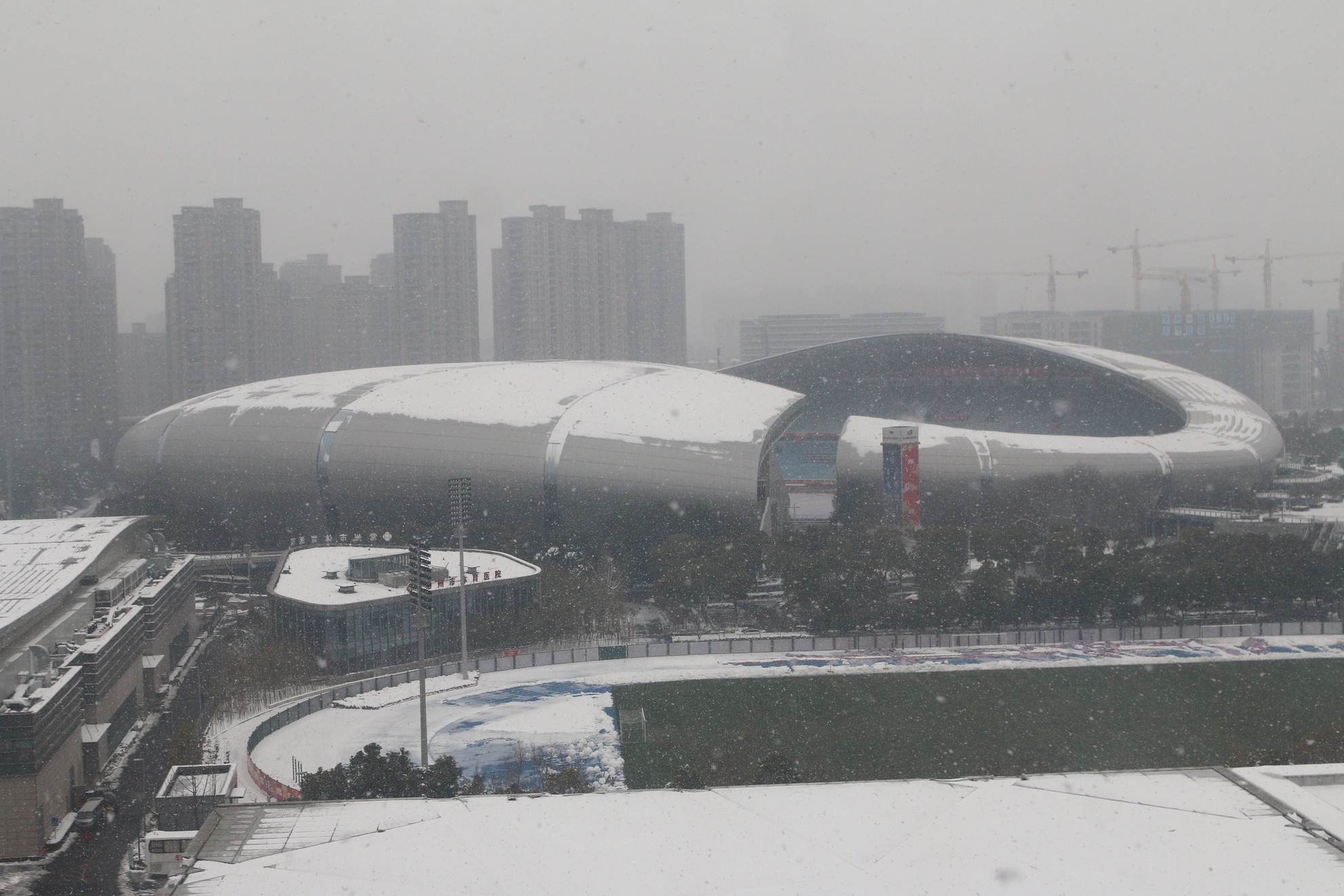 Tuyet roi o san Thuong Chau vai gio truoc tran chung ket U23 chau A hinh anh