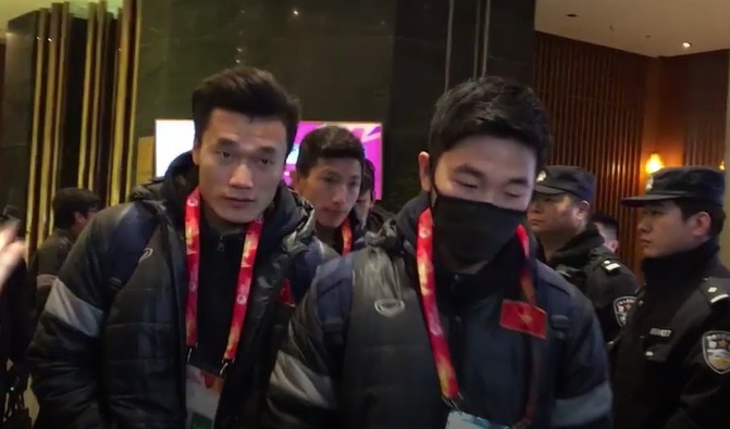 U23 Viet Nam nhan duoc su co vu ngay khi roi khach san hinh anh