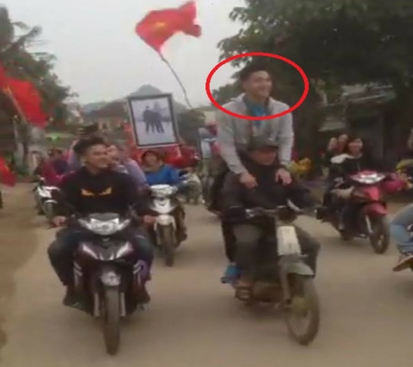 Thu mon Nguyen Van Hoang duoc nguoi than don tren chiec xe may cu hinh anh