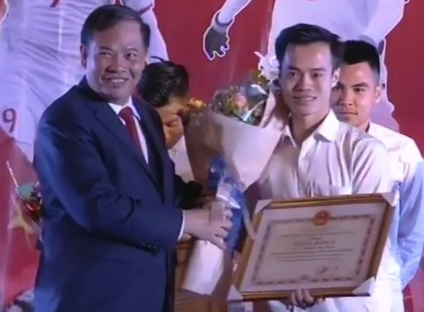 Chen lan nghet tho du le vinh danh 4 tuyen thu U23 o Hai Duong hinh anh