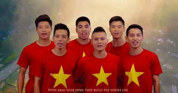 Tuyen thu U23 Viet Nam giup nu cong nhan bi no luong ve que don Tet hinh anh