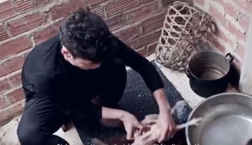 Thu mon Tien Dung mo ga, goi banh chung phu cha me ngay can Tet hinh anh