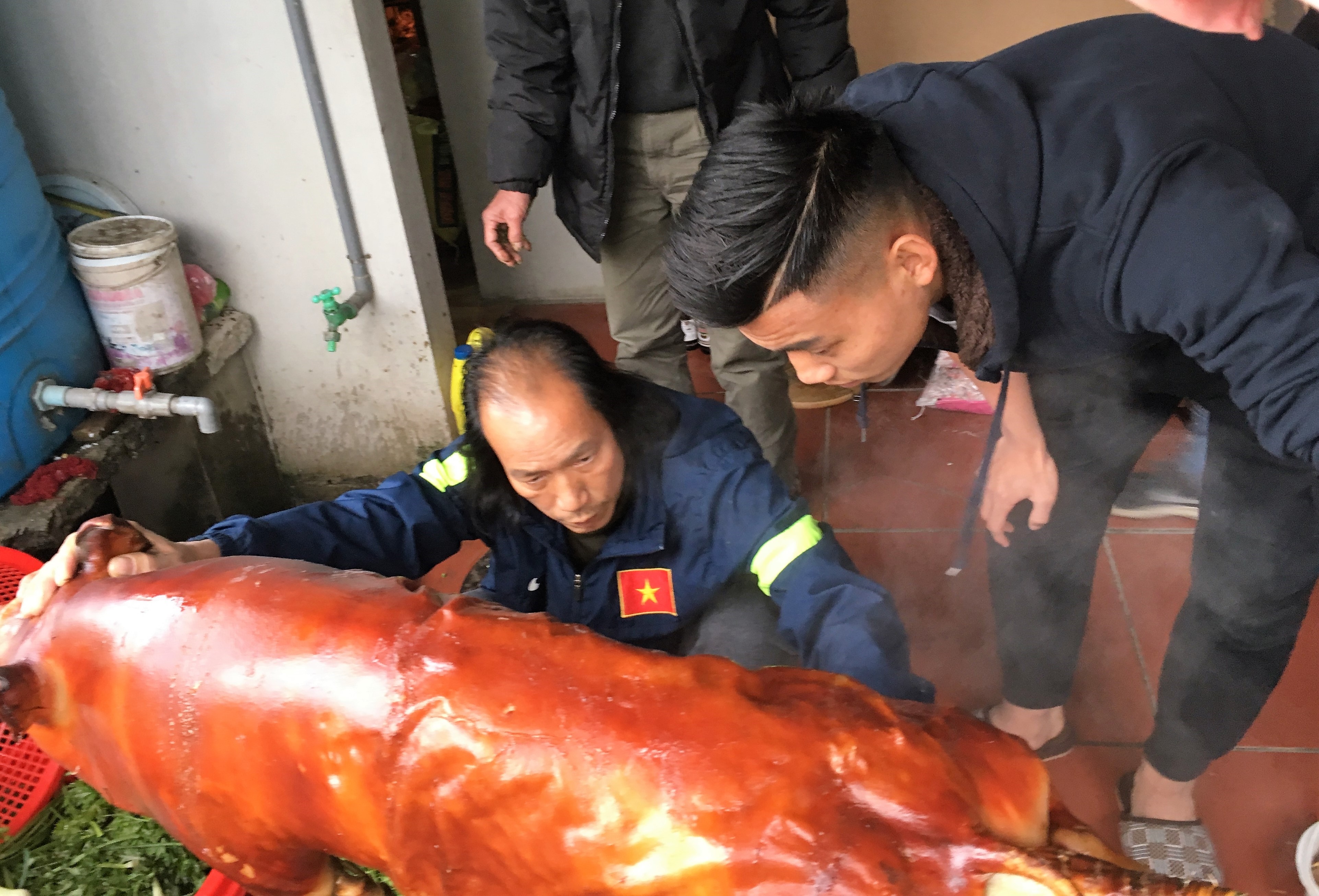 Van Thanh phu cha mo lon quay lam co ngay Tet hinh anh