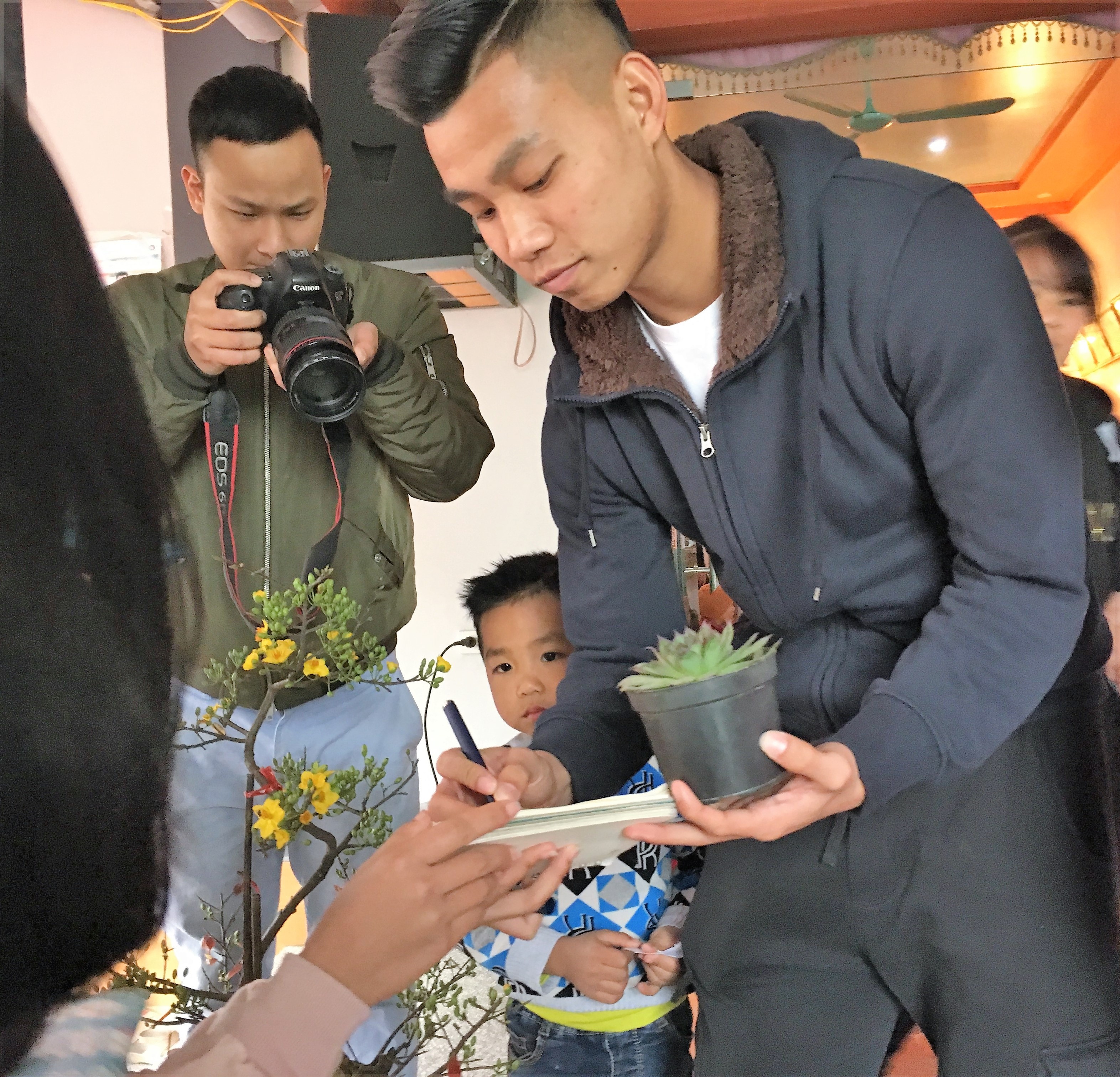 Văn Thanh giúp cha mổ lợn quay, ảnh 2 Van Thanh giup cha mo lon quay, anh 2