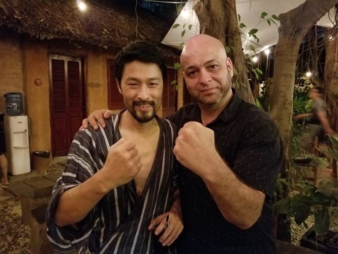 Johnny Tri Nguyen ngu quen, lui lich gap Flores hinh anh