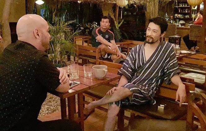 Johnny Tri Nguyen tiep Flores bang trang phuc giong do ngu hinh anh