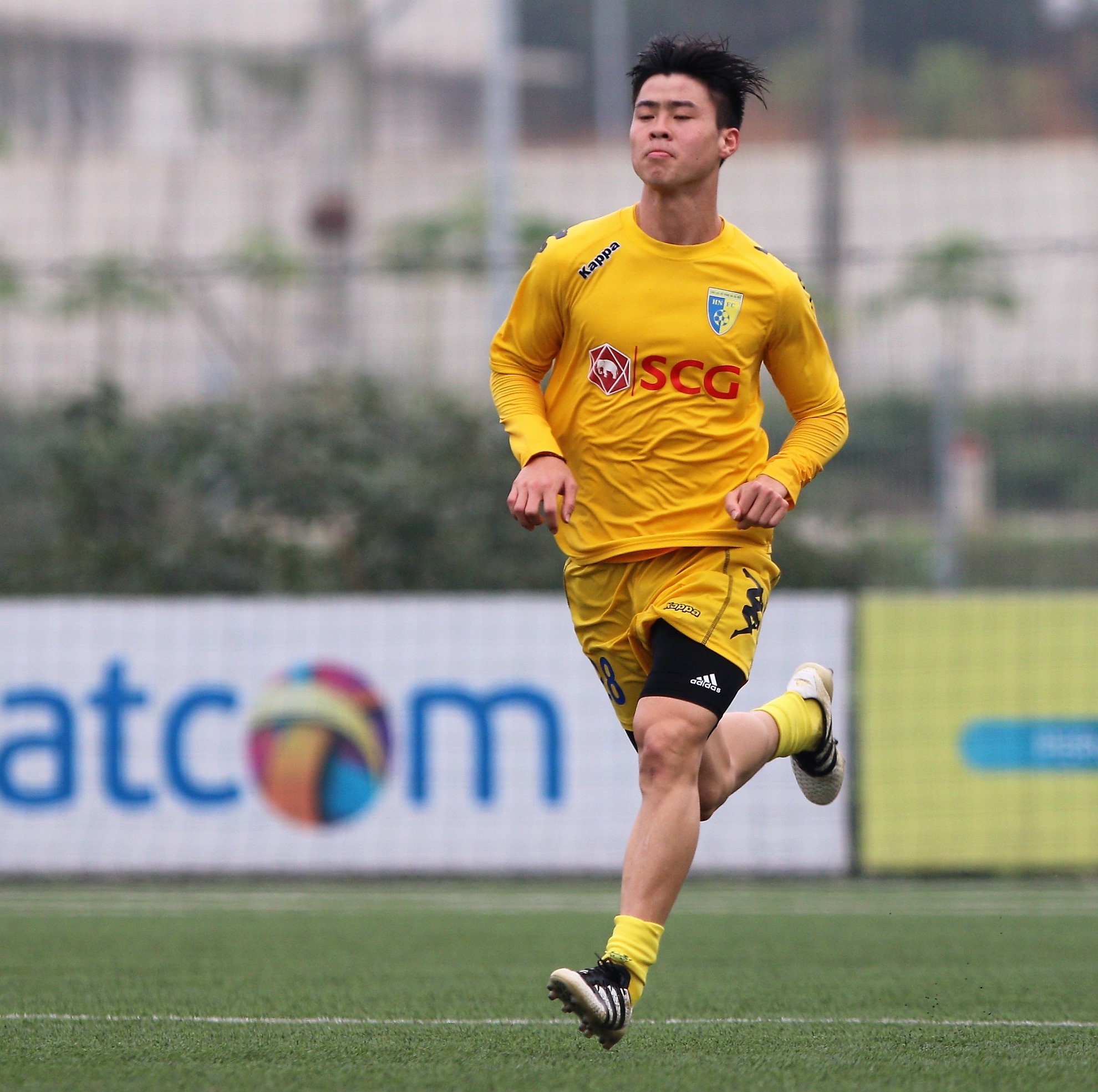 Cau thu U23 Viet Nam xin xuong mat dat, anh 1