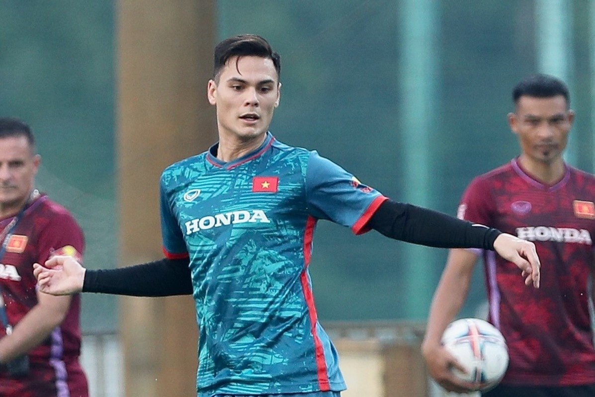 Tuyen Viet Nam loai Viet kieu Adriano Schmidt truoc tran gap Hong Kong hinh anh