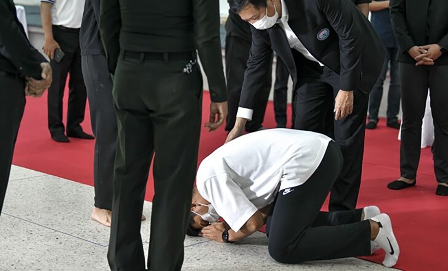 Thu mon Thai Lan gay tai nan quy lay xin loi gia dinh nan nhan hinh anh