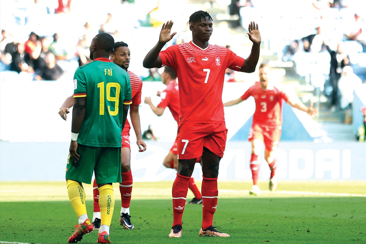 Me Embolo chi trich LDBD Cameroon va Eto'o hinh anh