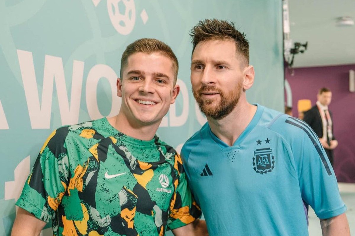 Tien ve Australia khong da phut nao van doi duoc ao voi Messi hinh anh