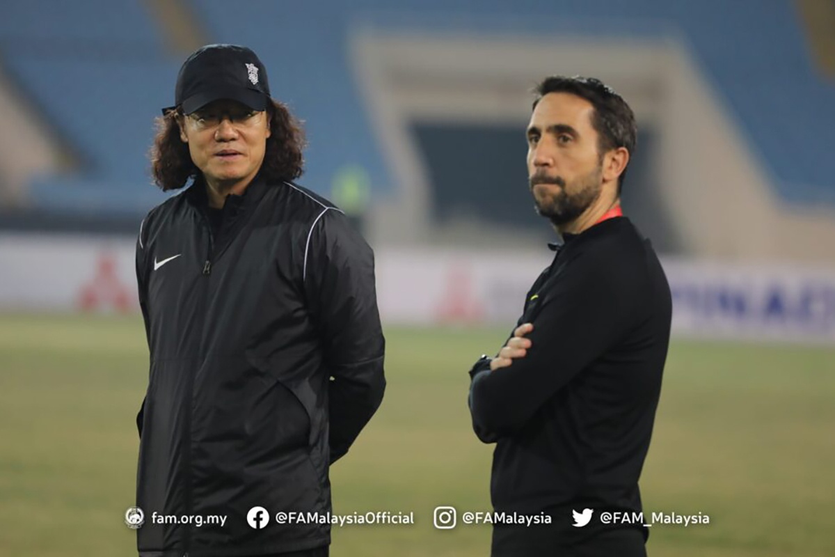 HLV Malaysia vang mat o buoi tap sau khi tro ve tu Viet Nam hinh anh