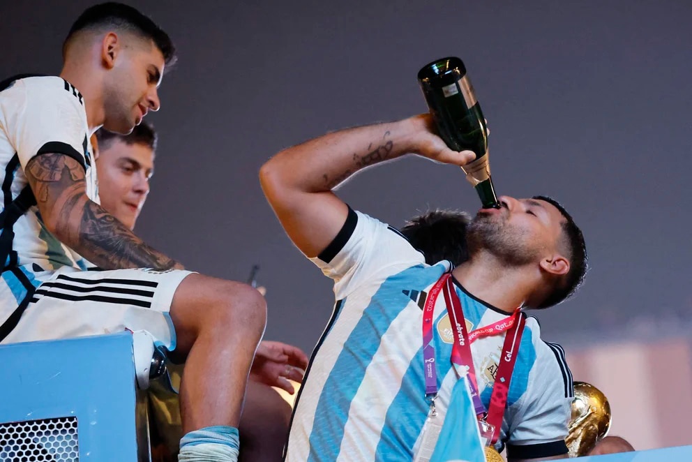 Messi noi gian vi Aguero uong qua nhieu sau chuc vo dich World Cup hinh anh