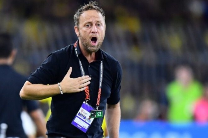 HLV Thai Lan so bi loai vi luat ban thang san khach hinh anh